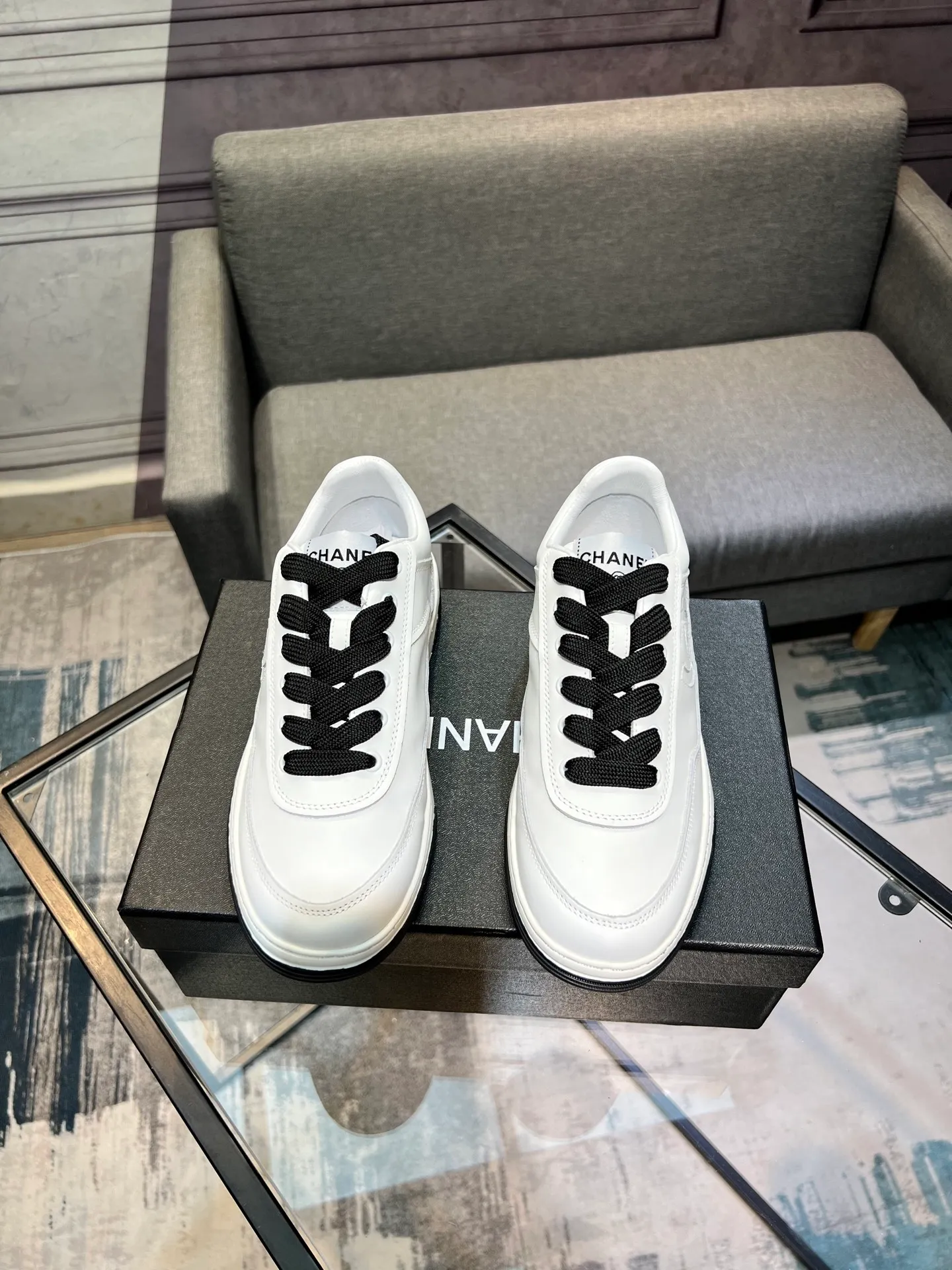 Men's men's shoes 💰620 Exclusive real shot (top version) CHANEL Chanel's new panda sneakers Panda shoes Chanel 2025ss color matching thick-soled casual sports shoes sneakers Counter synchronization The counter is very popular Very difficult to buy a shoe The most popular thick-soled panda shoes on the Internet It is obvious that Xiaoxiang control cannot miss it Simple and versatile white shoes that have both good looks and comfort Thick sole increases height, is super versatile and can be worn with eyes closed😍 Whoever wears it will look better. Upper: calfskin. Lining: imported sheepskin lining. Outsole: TPU original outsole. Size: 35-44 (41 for women, 40 for men, custom made).